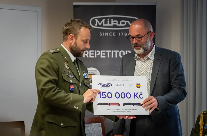 Mikov představil nový nůž Golak z Projektu válečný veterán a předal Vojenskému fondu solidarity šek